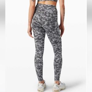 EUC Lululemon Wunder Under High-Rise Tight 28" *Luxtreme// black/white size 6